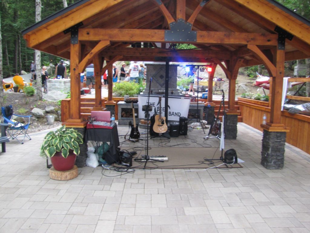 the-beez-band-stage-moliga-lake